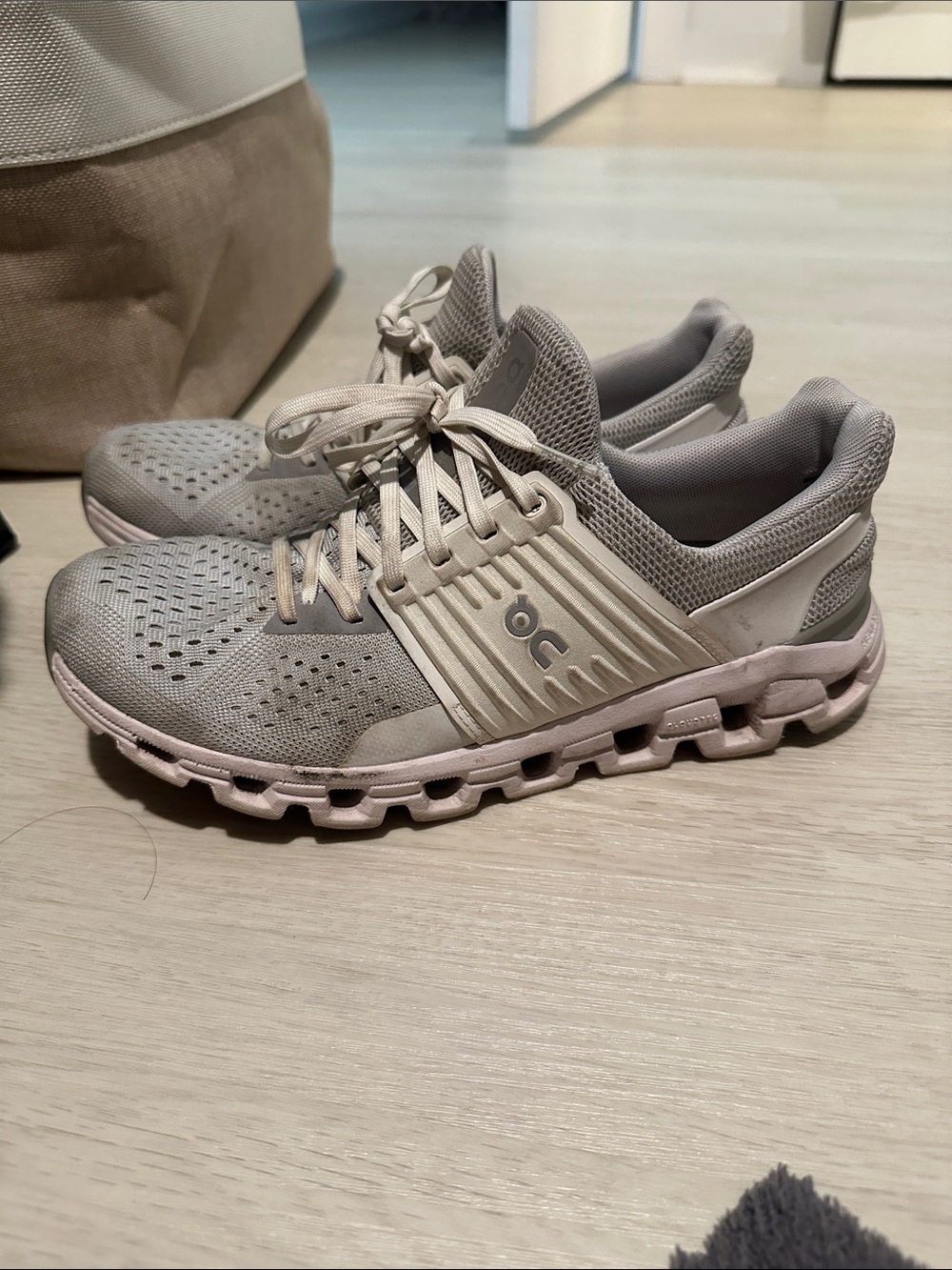 On Running womens Cloudswift Athletic Shoes - Light Gray with Pale Pink Accents